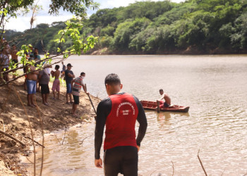Mergulhadores do Corpo de Bombeiros procuram criança afogada no Rio Poty